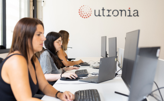 Equipo de Utronia trabajando en las oficinas